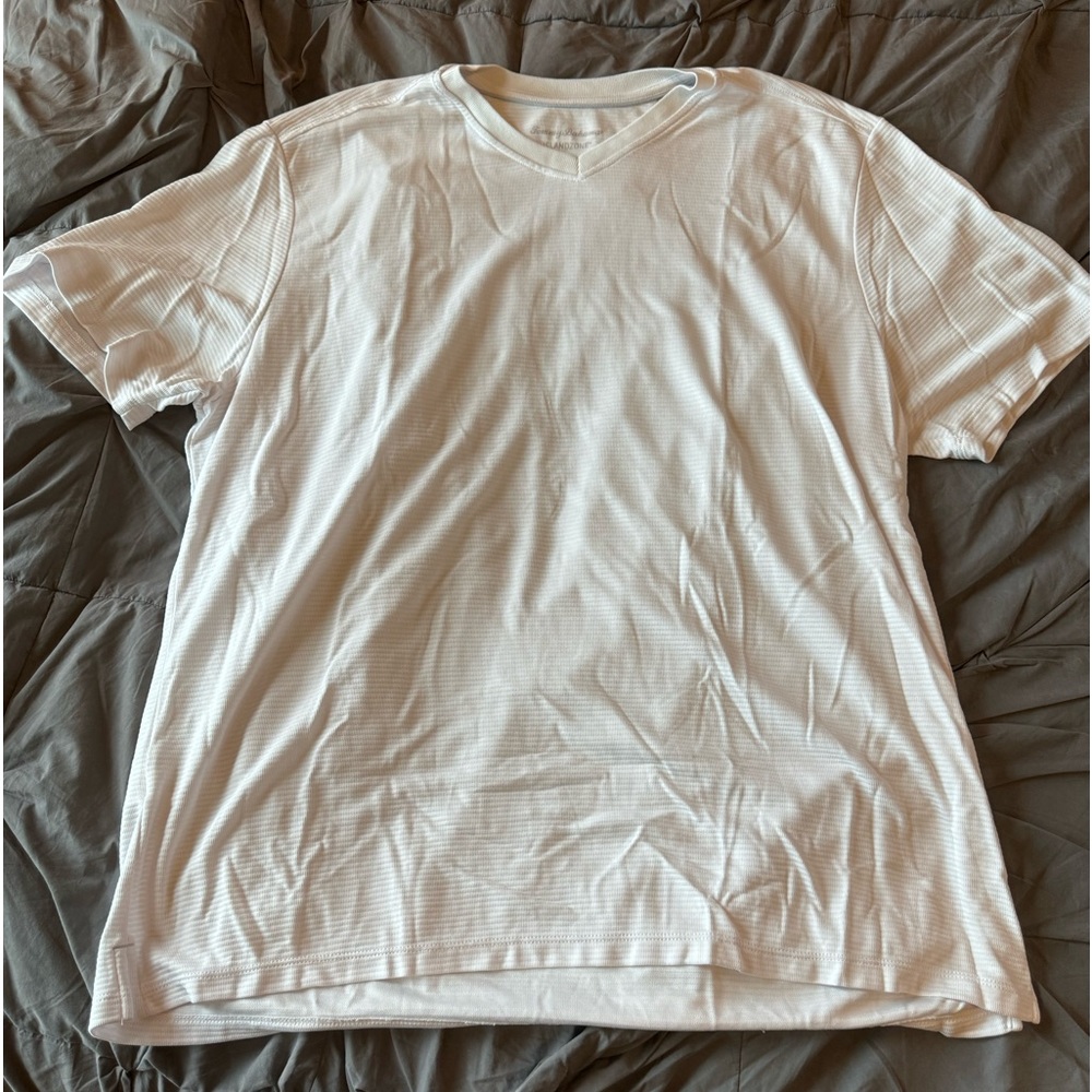 👉🏼Like-New👈🏼 Men’s Tommy Bahama V-Neck, short sleeve IslandZone Shirt Size: 2XL